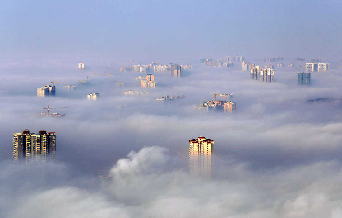 Вид на адвективный туман в китайском городе Бицзе