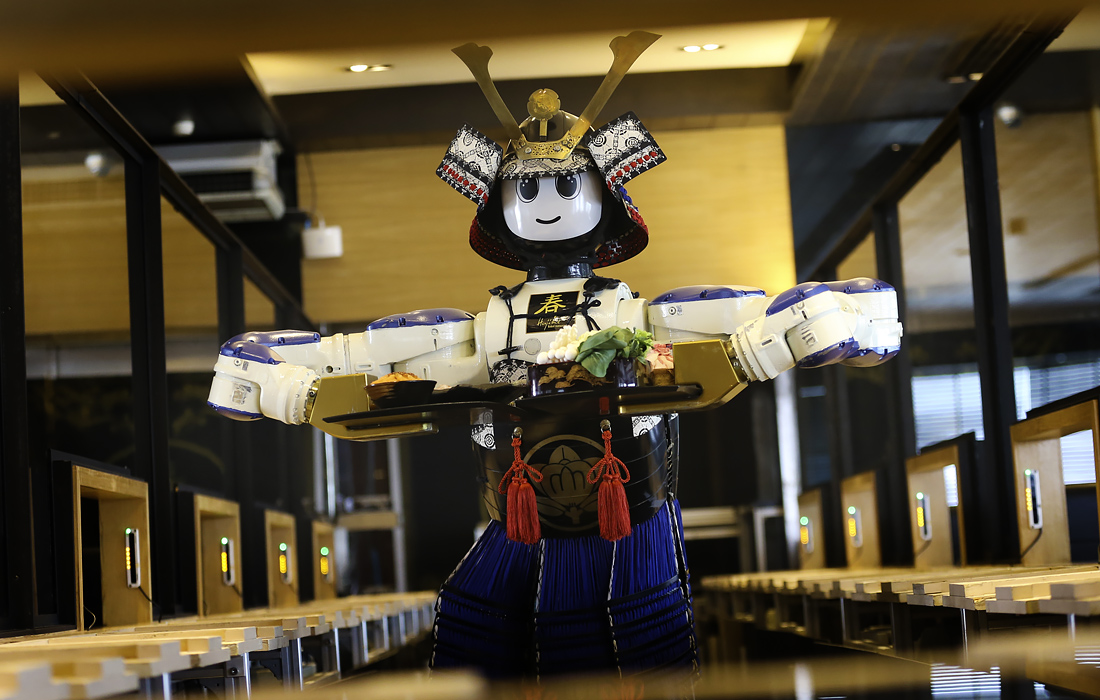 Роботы-официанты стали обслуживать клиентов японского ресторана Hajime в Бангкоке