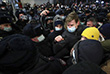 Правоохранительные органы вытесняют людей от здания аэропорта "Внуково"
