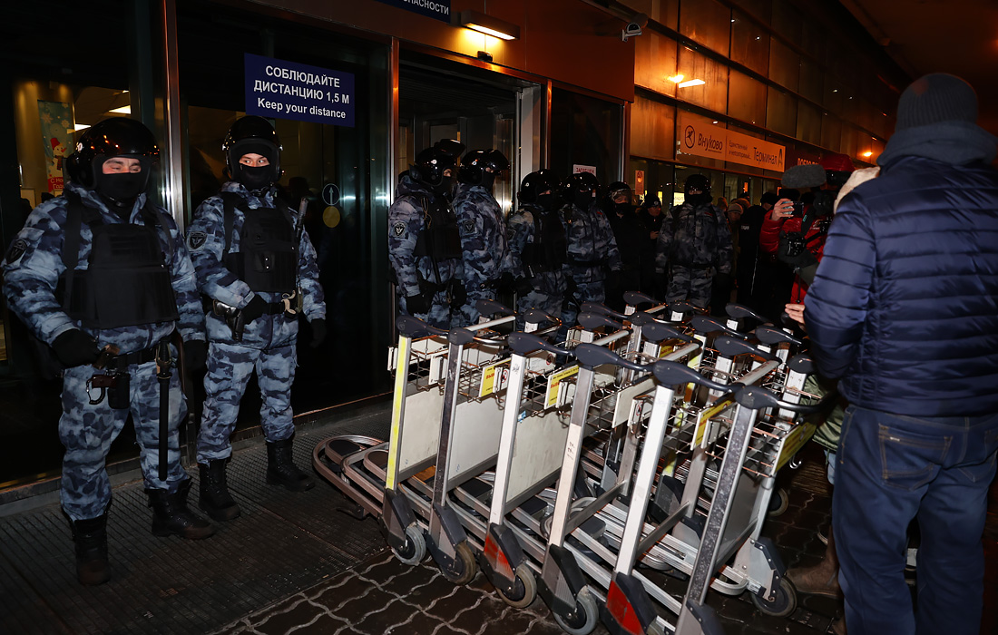 Сотрудники полиции охраняют международный аэропорт "Внуково"