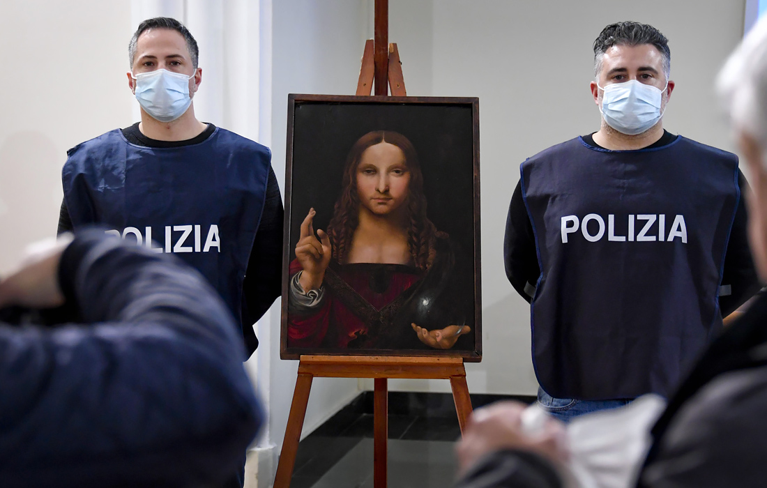 Картина XV века "Спаситель Мира" школы Леонардо да Винчи была обнаружена полицией во время обыска в Неаполе. Полотно было украдено два года назад.