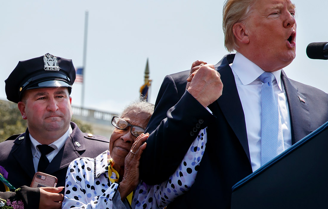 15 мая 2018 года Дональд Трамп выступил на ежегодной национальной мемориальной службе офицеров-миротворцев на Капитолийском холме. На фото: мать погибшей во время дежурства сотрудницы полиции обнимает президента.