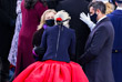 Певица Леди Гага приветствует бывшего госсекретаря Хиллари Клинтон