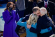 Джо Байден обнимает семью после принятия присяги