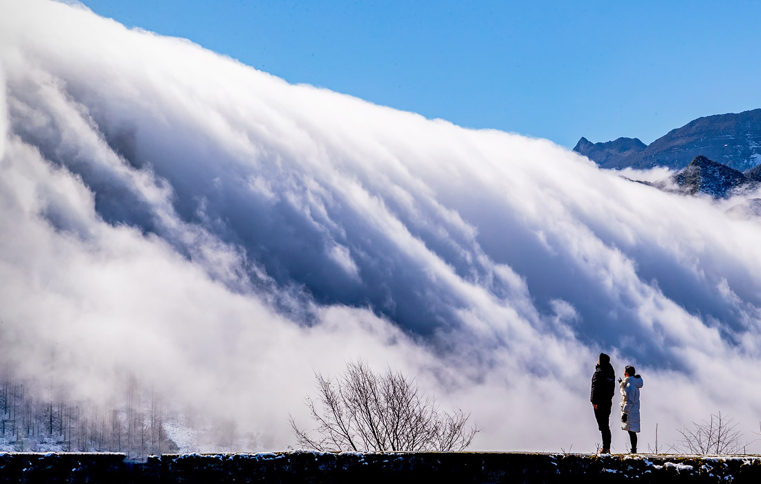 Облачный водопад у подножия горы Джинфо на юго-западе Китая