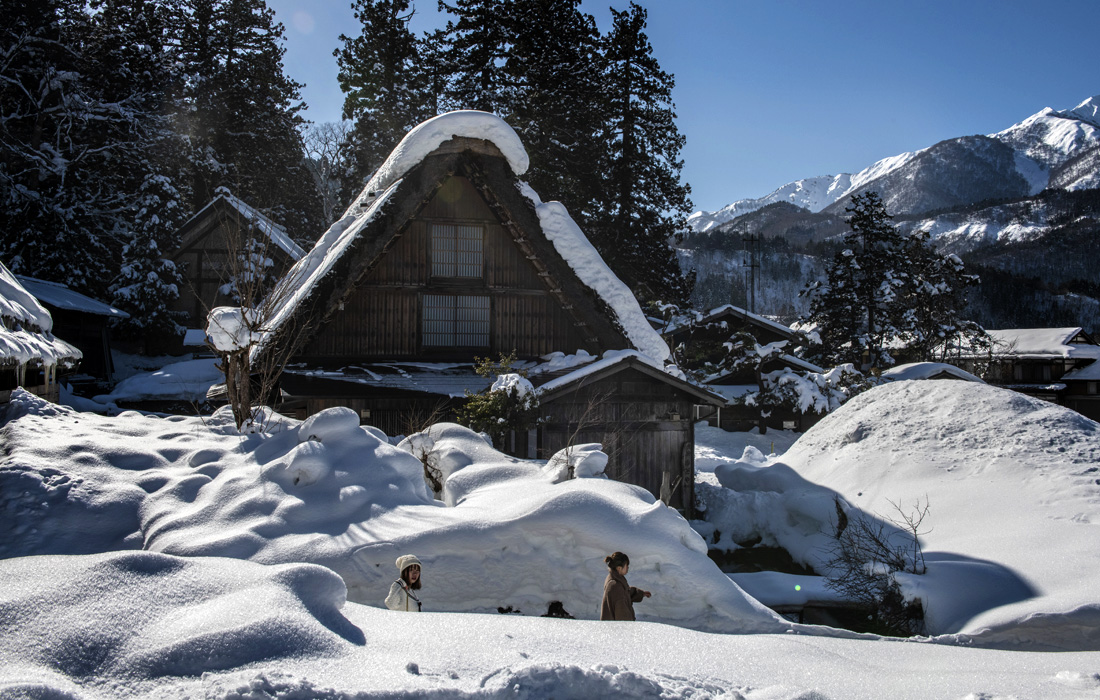 Индустрия зимнего туризма в Японии сильно пострадала от пандемии. На фото: традиционная японская деревня, внесенная в список Всемирного наследия ЮНЕСКО, обычно пользующаяся огромной популярностью среди иностранных туристов.