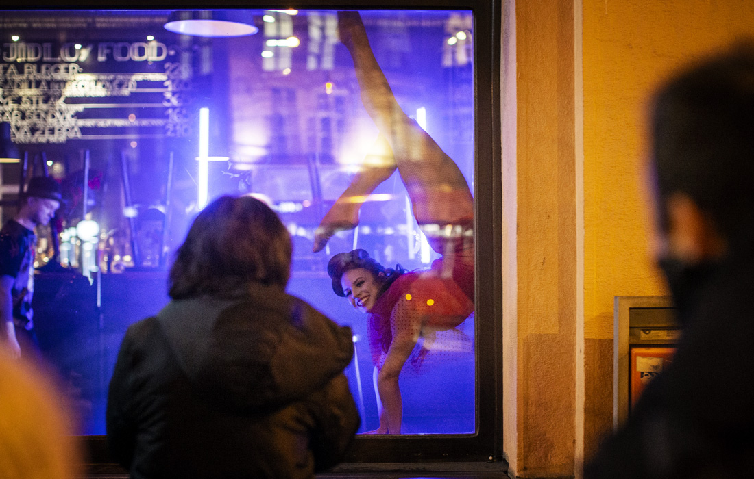 22 января. Артисты труппы Cirk La Putyka выступили в витринах закрытых пабов и магазинов в центре Праги из-за ограничения работы общепита и развлекательных заведений в условиях пандемии коронавируса.