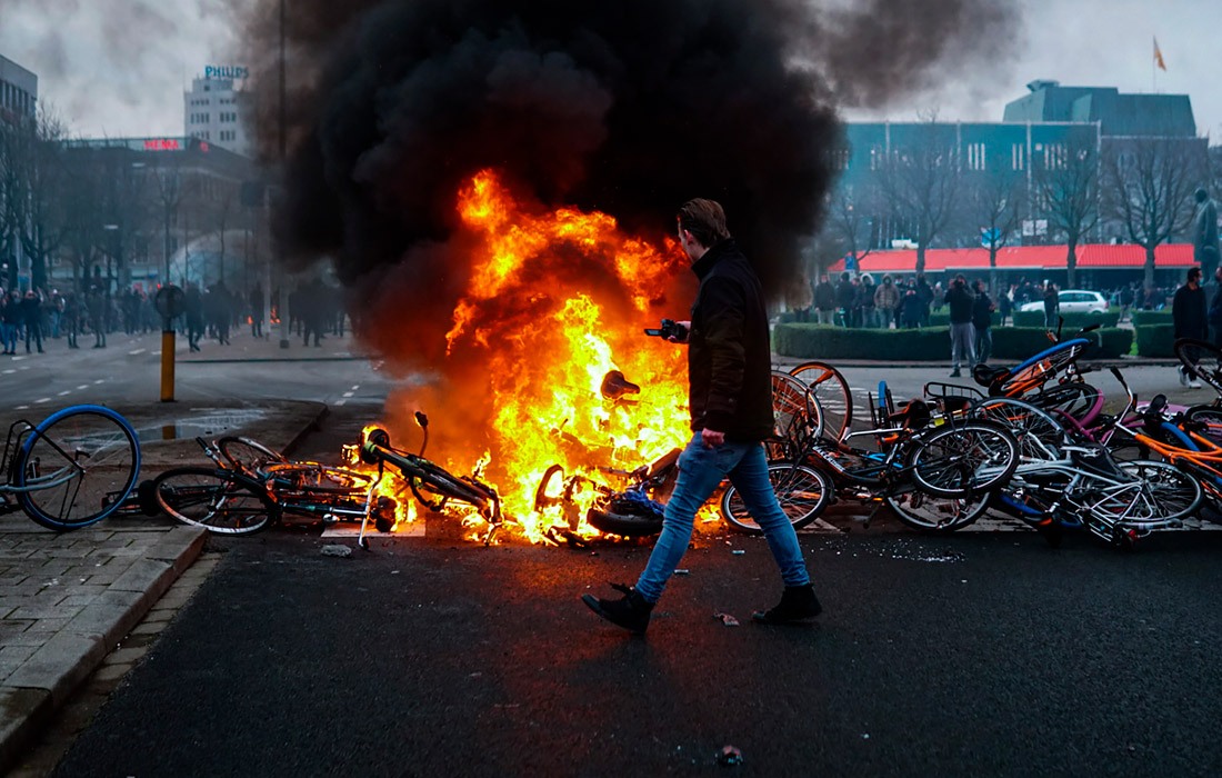 На выходные в ряде городов Нидерландов прошли акции протеста против ограничительных мер из-за пандемии коронавируса. В городе Эйндховен протестующие устраивали поджоги, закидывали полицию камнями.