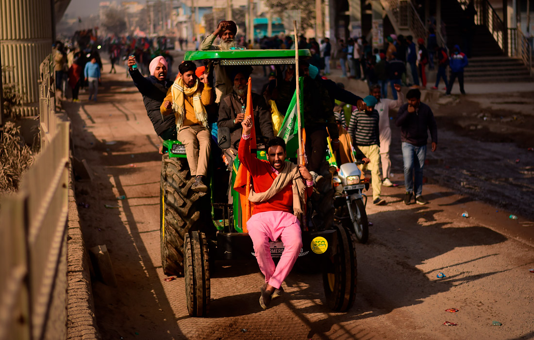 В Индии фермеры уже два месяца протестуют против трех новых законов, которые правительство ввело в сентябре прошлого года. По мнению демонстрантов, эти законы позволят индийским конгломератам завладеть сельскохозяйственной отраслью и изменят систему госзакупок по гарантированным ценам.