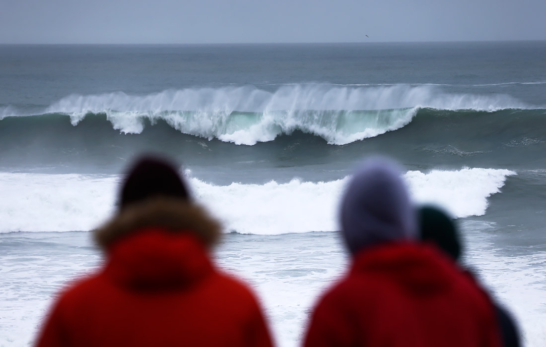 Огромные волны обрушились на побережье Ньюки в Великобритании