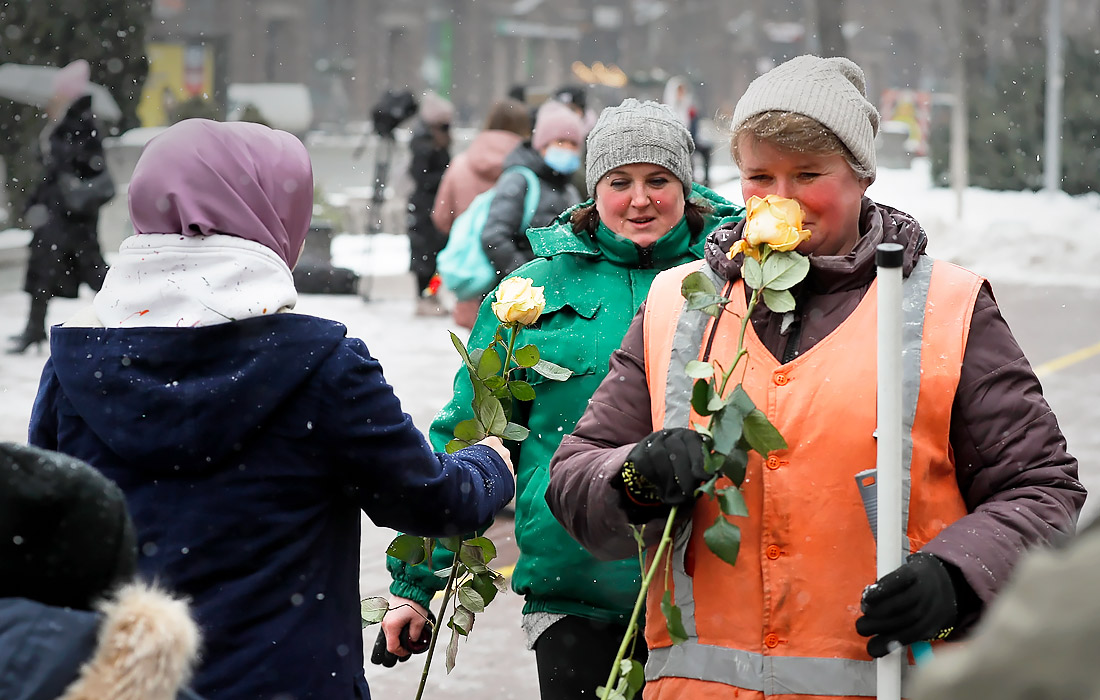 В Международный день хиджаба мусульманки Киева вышли на центральную улицу города и вручили розы всем женщинам