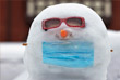 2 февраля. После снежного шторма жители Нью-Йорка слепили снеговиков в масках.