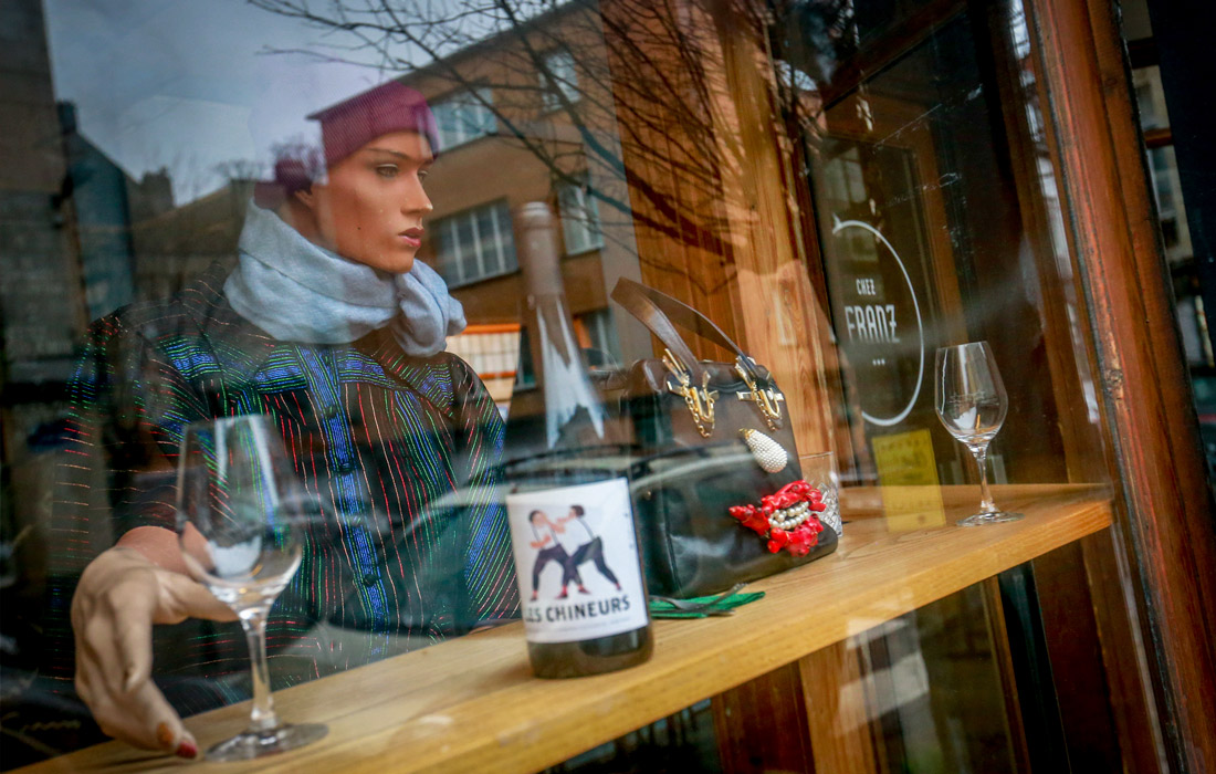 2 февраля. Владелец ресторана в Брюсселе посадил манекены за столики у витрины, протестуя против ограничительных мер, принятых бельгийским правительством. Рестораны в Бельгии были вынуждены закрыть свои двери с конца октября 2020 года.