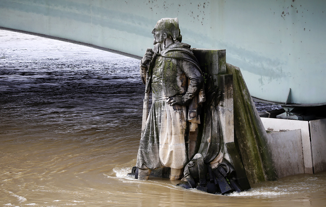 Берега реки Сены были затоплены из-за дождя в Париже