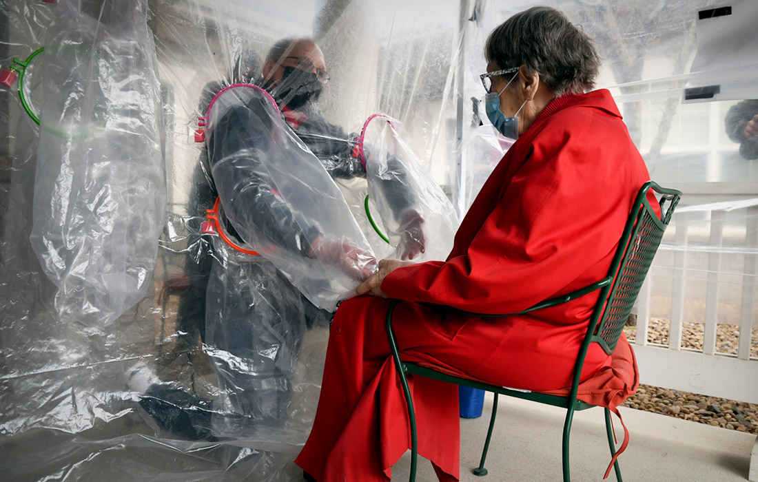 5 февраля. Пластиковую перегородку для объятий пациентов с родственниками установили в доме престарелых в Луисвилле, штат Колорадо, США.