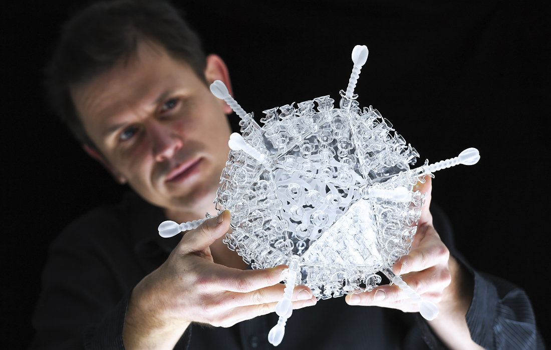 Художник Люк Джеррам создал стеклянную скульптуру вакцины против коронавируса Oxford-AstraZeneca. Модель знаменует получение прививки десятью миллионами человек в Великобритании.