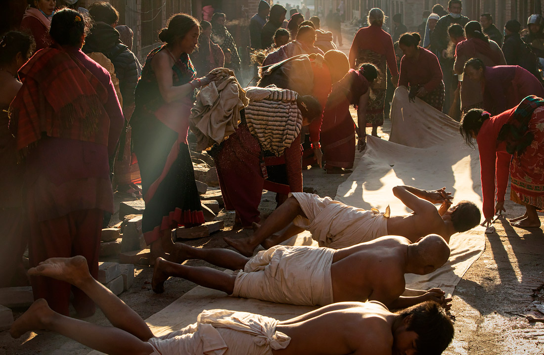 В Непале проходит индуистский фестиваль Мадхав Нараян. Во время празднования, которое продолжается целый месяц, верующие совершают паломничества и различные ритуалы. Завершающим этапом чествования бога Мадхава Нараяна и богини Свастхани является массовое омовение в одной из священных рек.