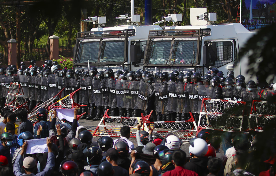 Массовые акции против захвата власти военными продолжаются в Мьянме 
