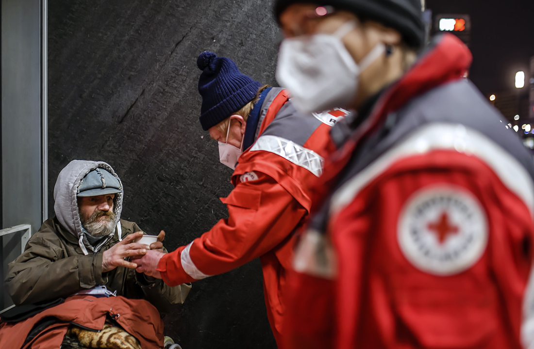 Сотрудники Красного Креста оказывают помощь бездомным в период сильных морозов в Берлине