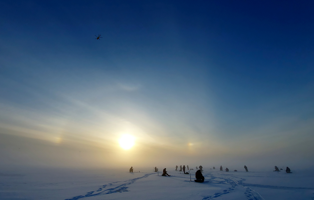 Рыбаки на льду Финского залива