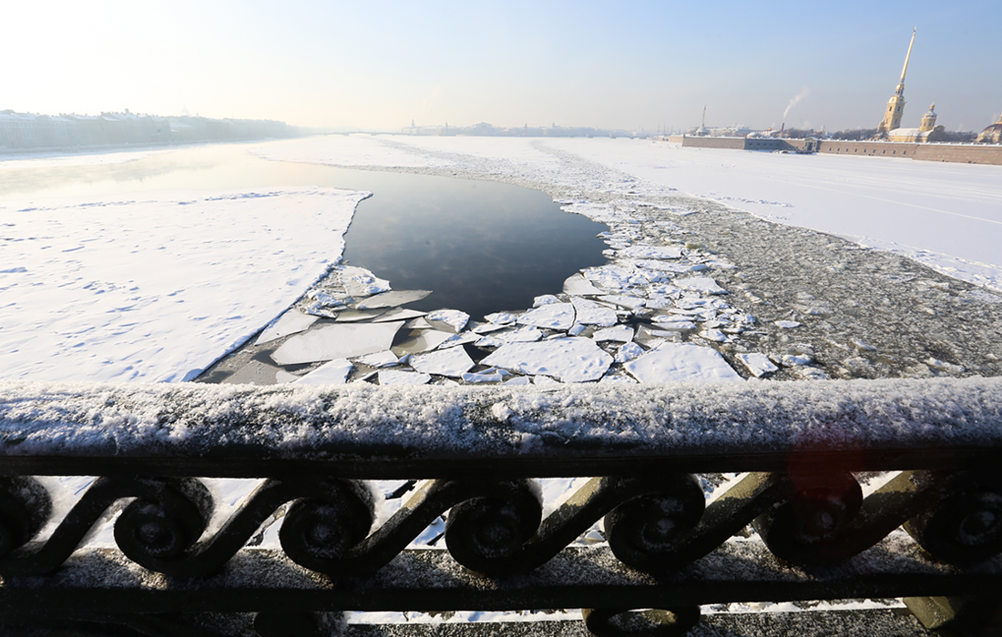 Вид на замерзшую Неву с Троицкого моста