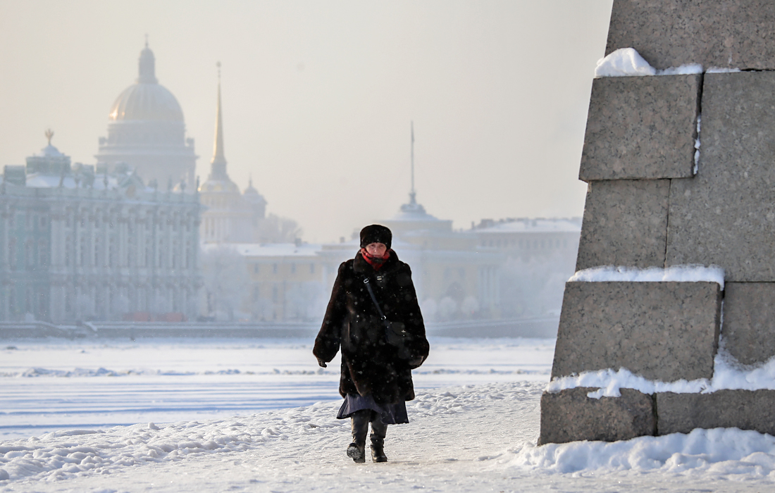 Женщина гуляет у Петропавловской крепости