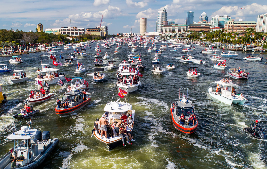 Чемпионы Супербоула "Тампа-Бэй" отпраздновали свою победу парадом лодок в Тампе, штат Флорида

