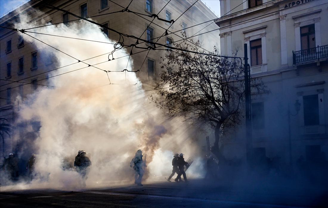В Афинах студенты вышли на акцию протеста против введения полицейских патрулей в университетских городках