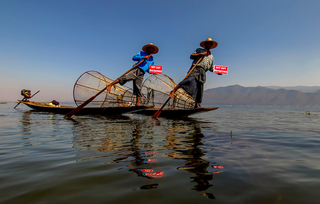 Рыбаки на озере Инле в Мьянме провели акцию против захвата власти военными