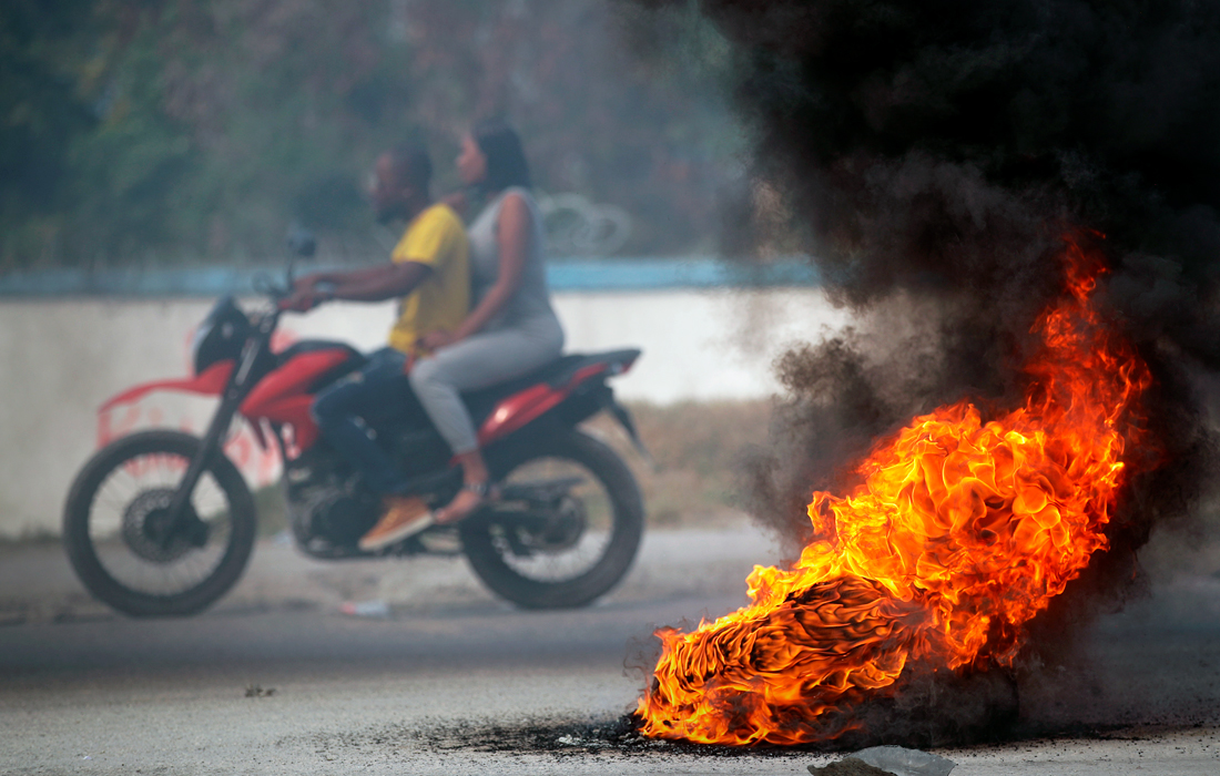 В столице Гаити Порт-о-Пренсе продолжаются протесты с требованием отставки главы государства
