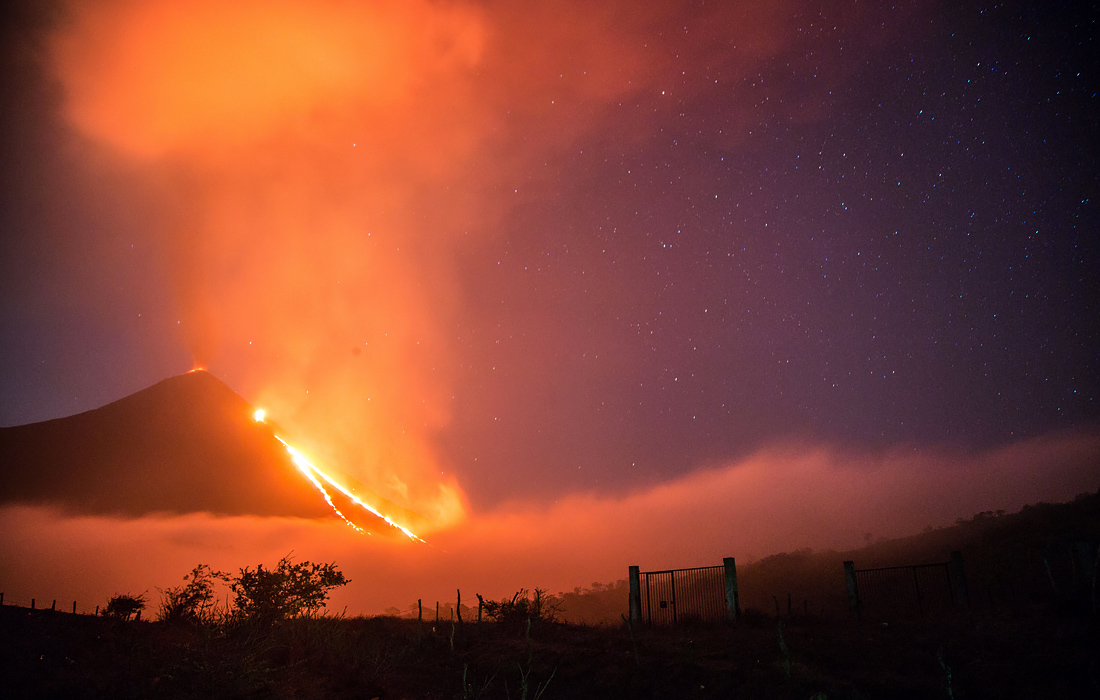 Извержение вулкана Пакайя в Гватемале