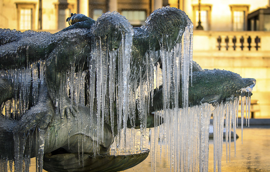 Замерзшие фонтаны на Трафальгарской площади в Лондоне