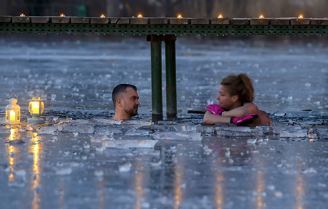 Члены группы "Племя холодной воды" отметили 14 февраля в проруби озера в Верешегихазе, Венгрия