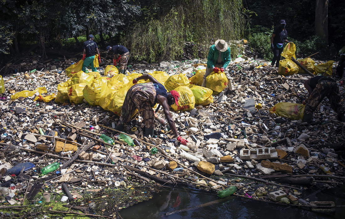 Волонтеры во время очистки реки Хеннопс от мусора, Южная Африка