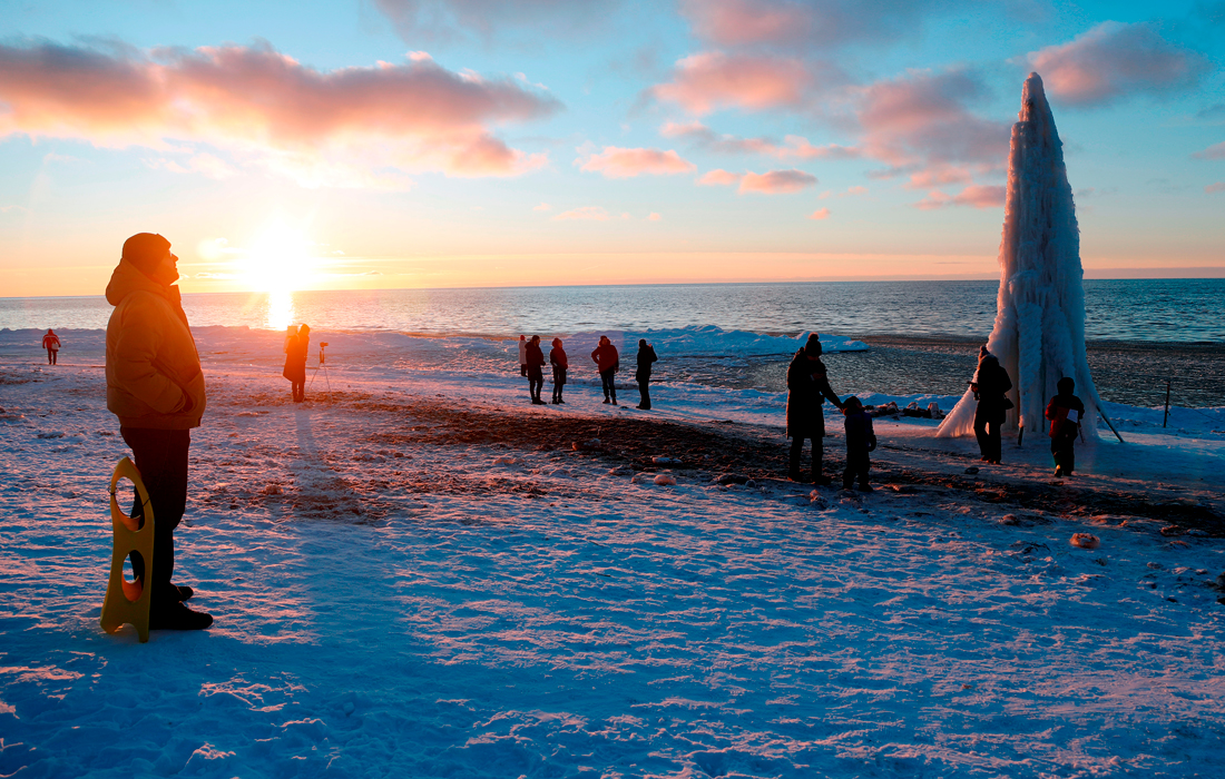 Ледяная скульптура на берегу Рижского залива в латвийском Саулкрасты