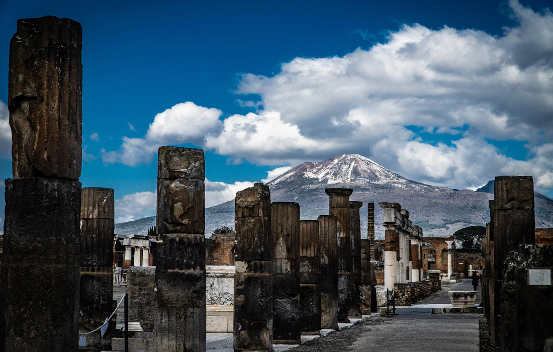 Заснеженная вершина вулкана Везувий в Италии