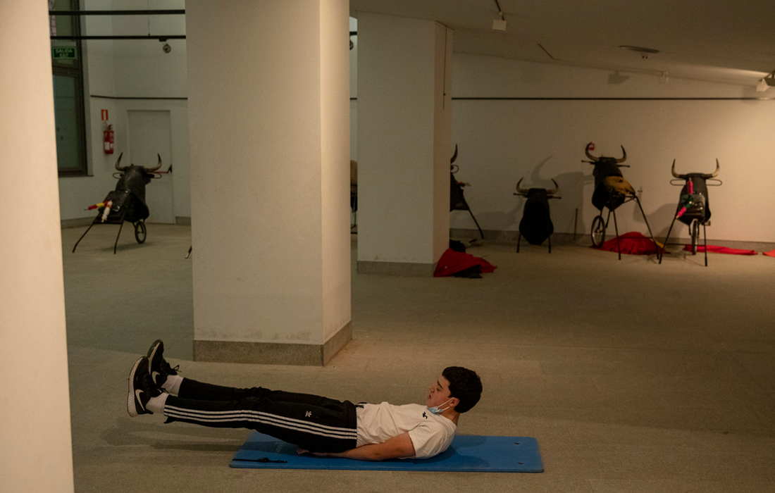 Ученики посещают занятия шесть дней в неделю, чтобы когда-нибудь стать настоящими матадорами