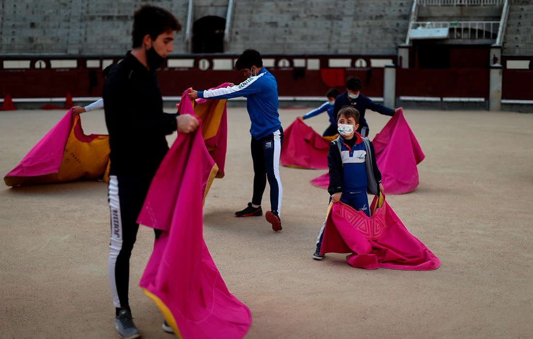 Тренировками руководит взрослый матадор, который рассказывает детям о характере быков и показывает им классические приемы