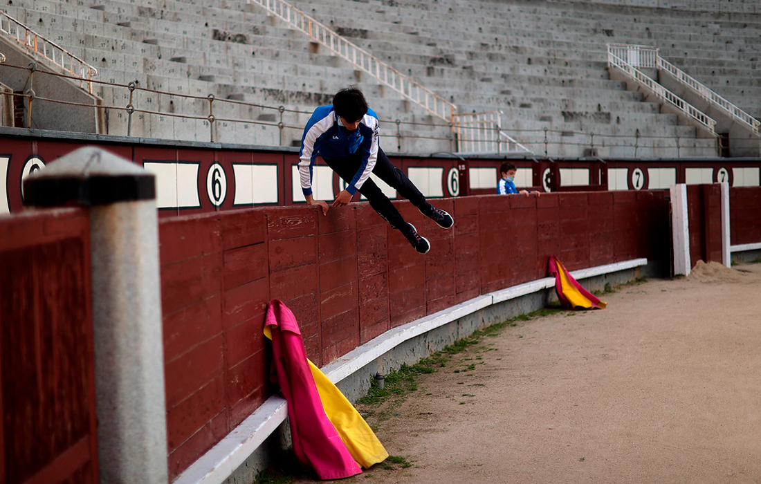 В школе обучают элементам акробатики