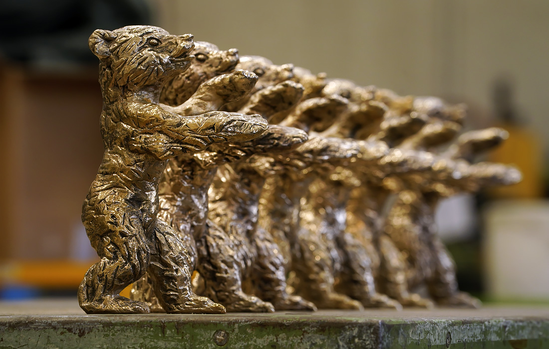 Изготовление призовых статуэток для 71-го международного кинофестиваля Берлинале на немецкой фабрике Hermann Noack Bildgiesserei