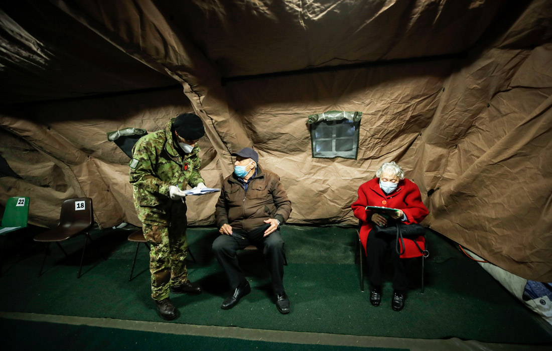 Вакцинация в военном госпитале в Милане