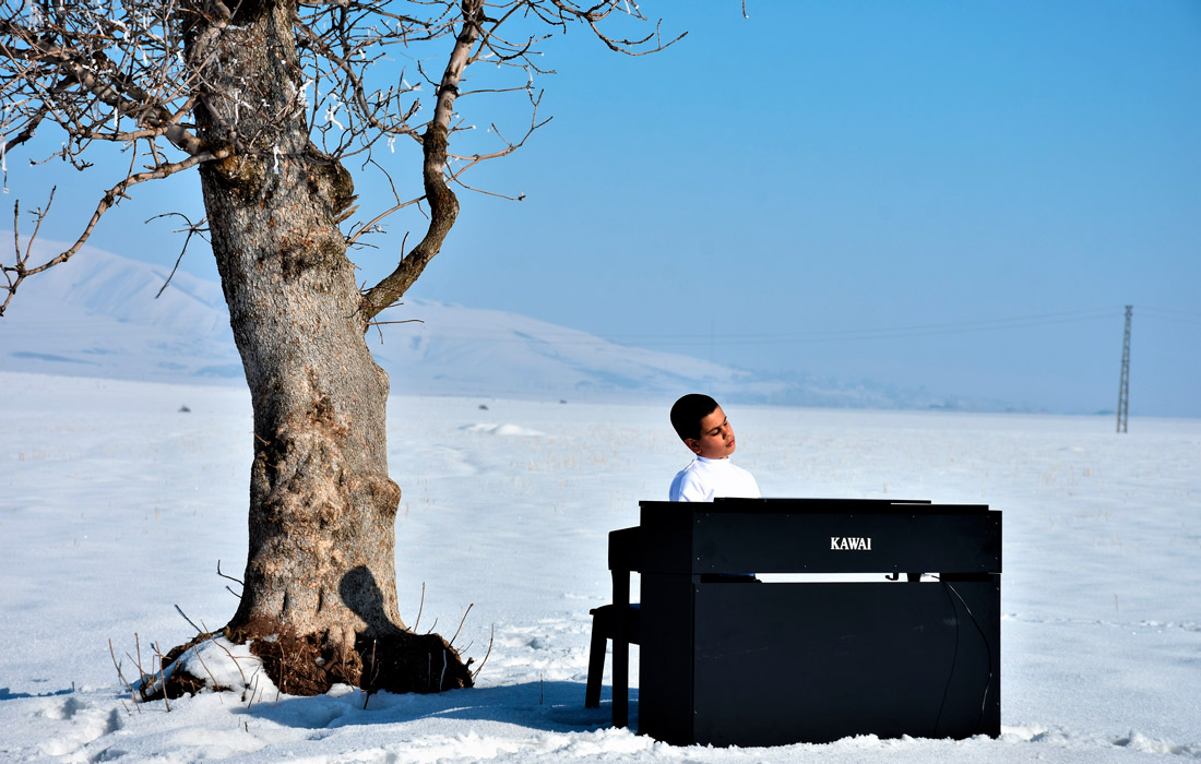 Девятилетний пианист выступил на заснеженном поле в турецком Мусе