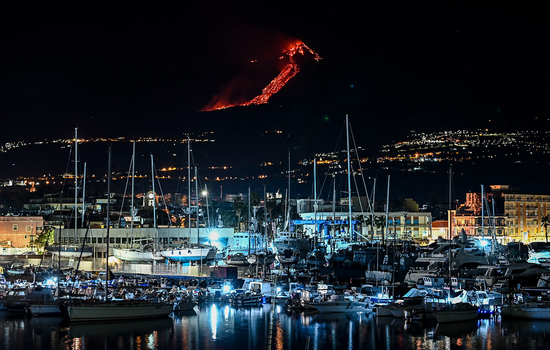 Вид на извержение вулкана Этна из порта Рипосто в Катании