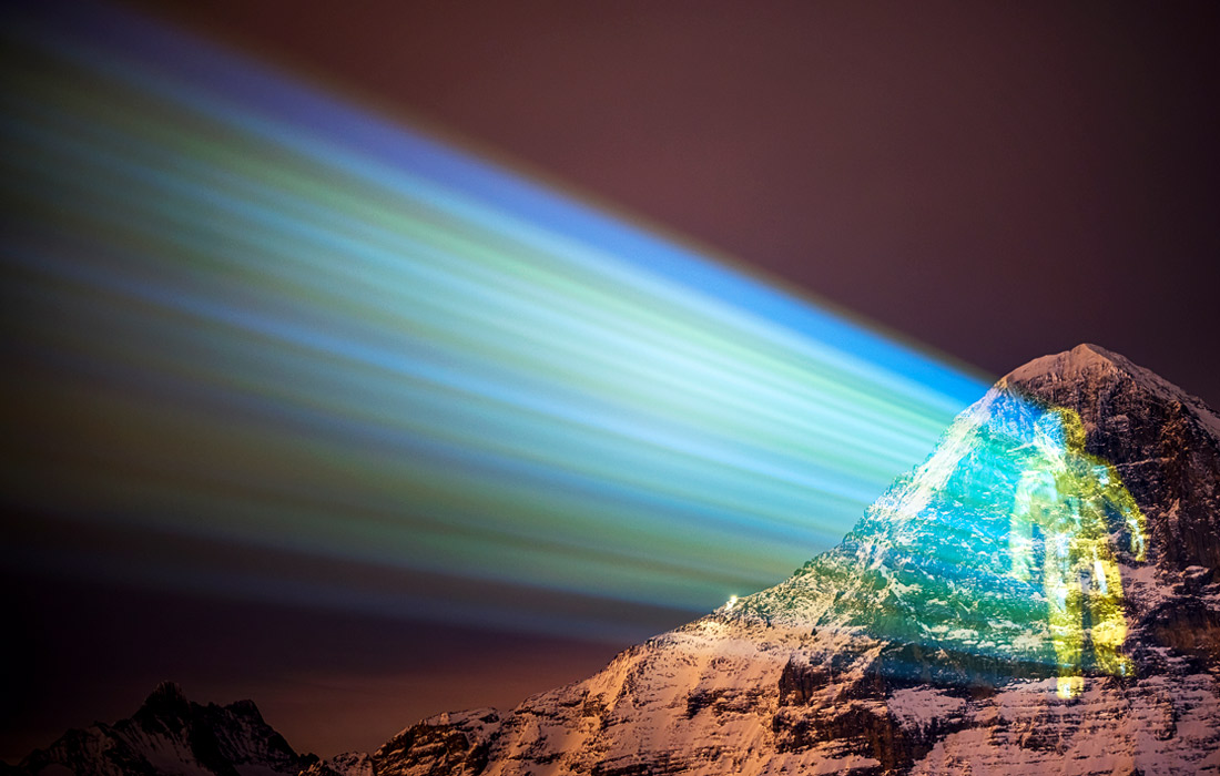 Проекция астронавта на северном склоне горы Эйгер в Швейцарии