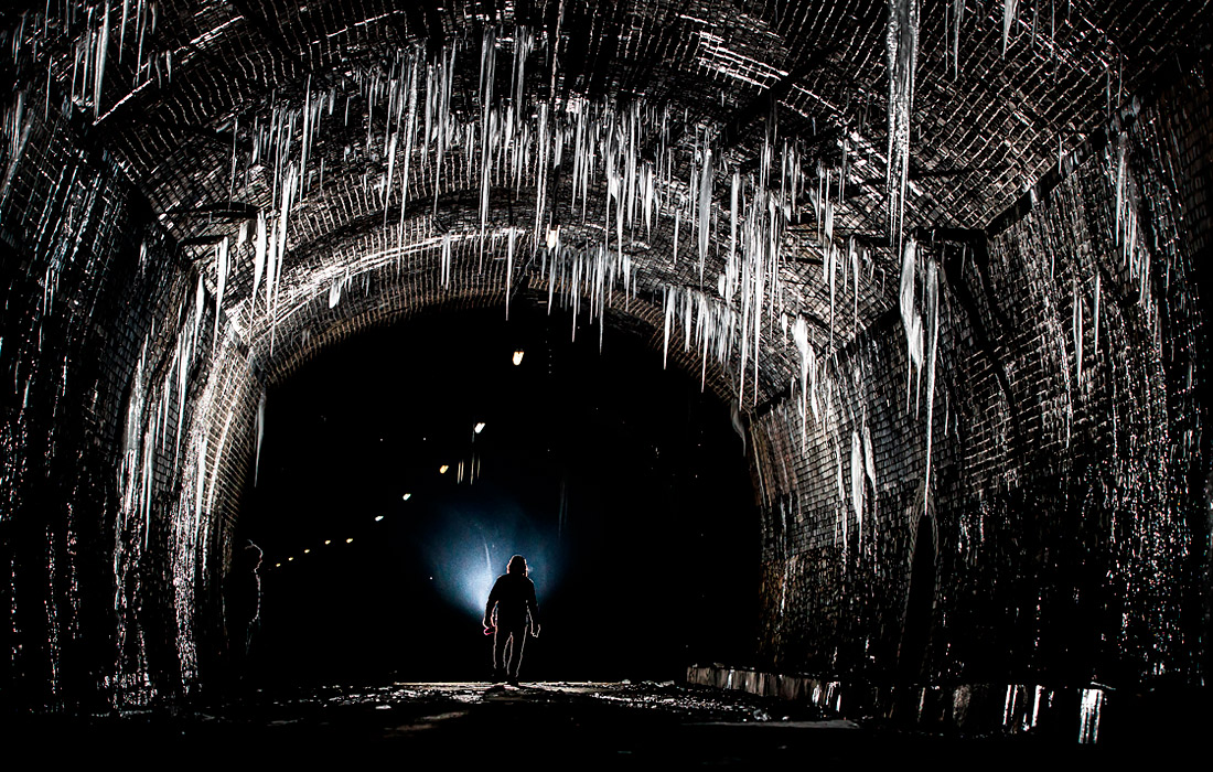 Тоннель в национальном парке Пик-Дистрикт в Англии