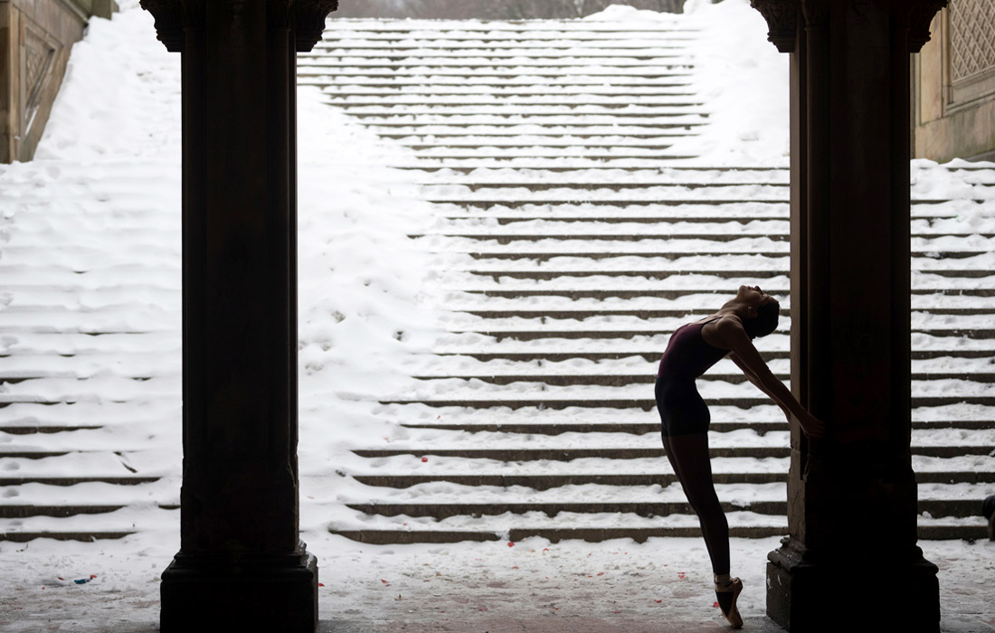 Балерина во время снежной бури в Нью-Йорке