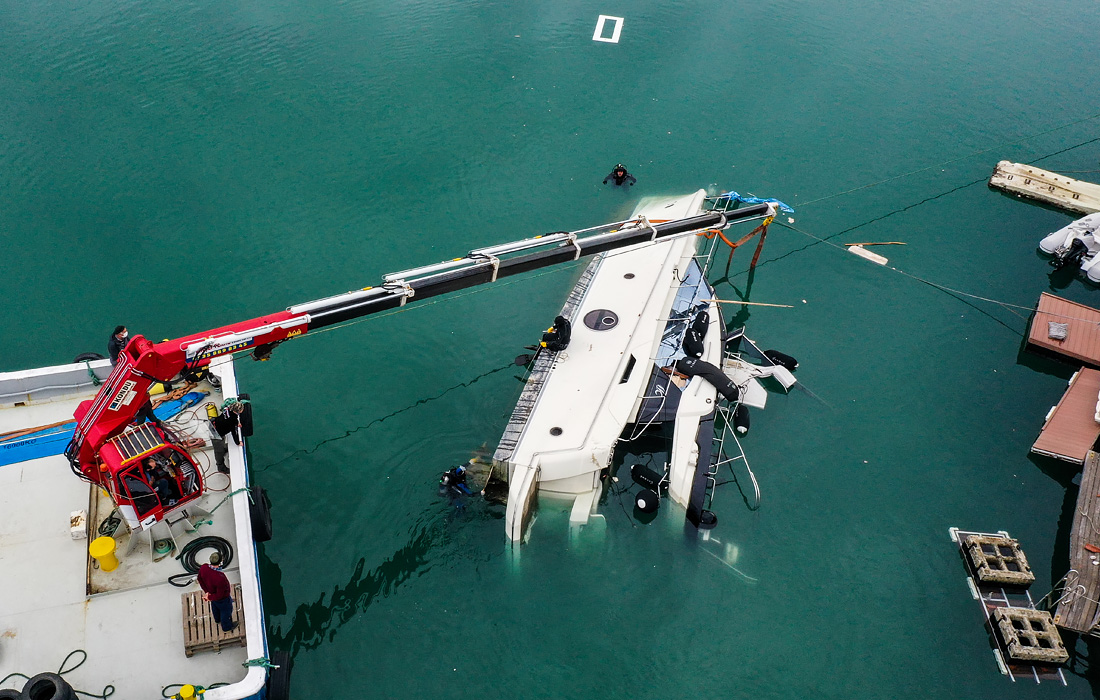 Роскошную яхту, перевернувшуюся во время шторма в Измире, удалось поднять. Работы длились восемь часов.