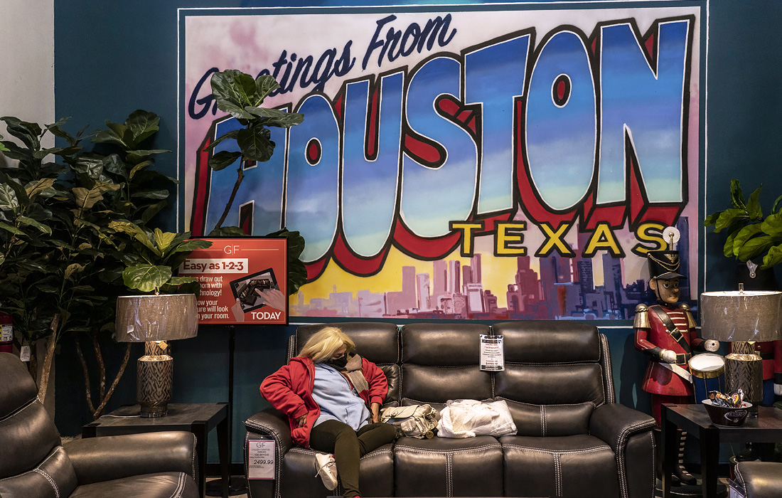 Техас борется с беспрецедентным холодом и отключениями электроэнергии. Магазины открыли свои двери, чтобы помочь людям согреться.