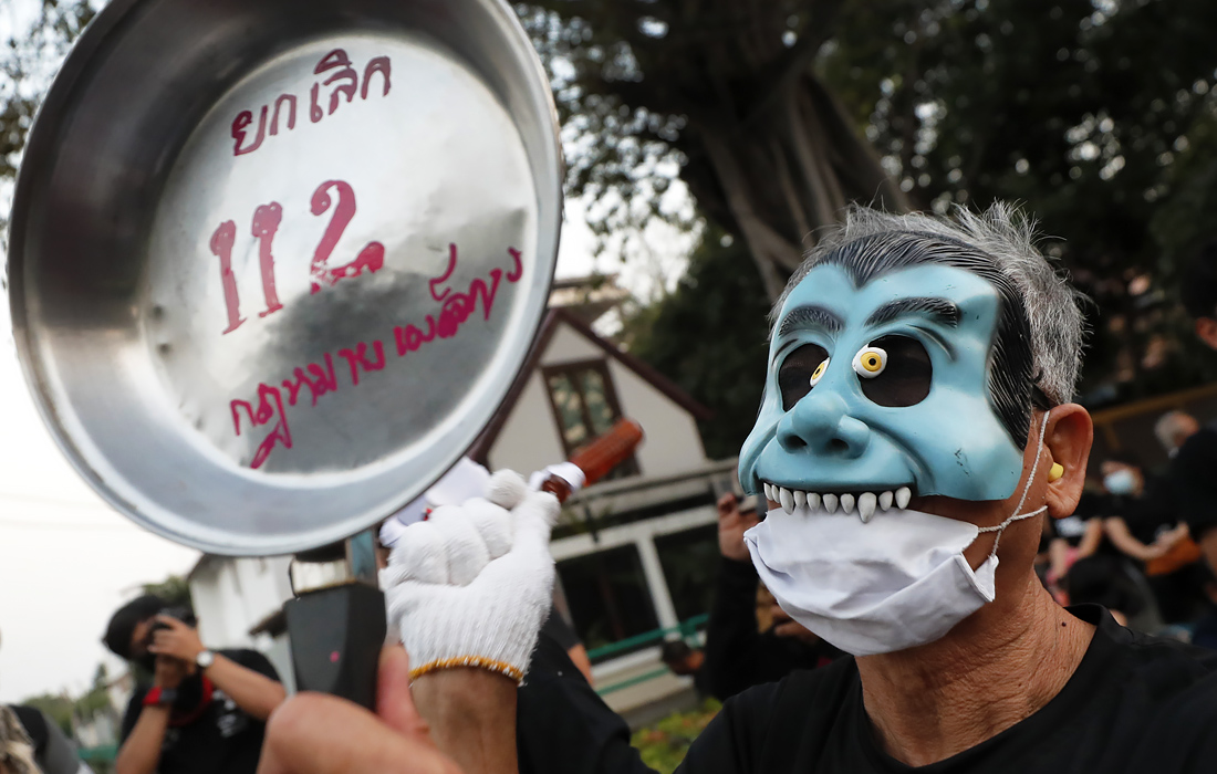 В Бангкоке возле здания парламента прошли демонстрации сторонников демократии