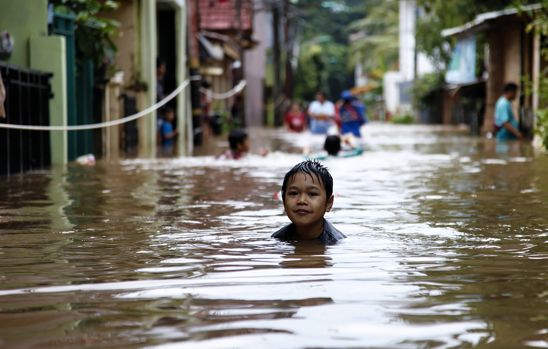 Некоторые районы в Джакарте затопило после того, как реки вышли из берегов на фоне проливных дождей. Они продолжались почти сутки.
